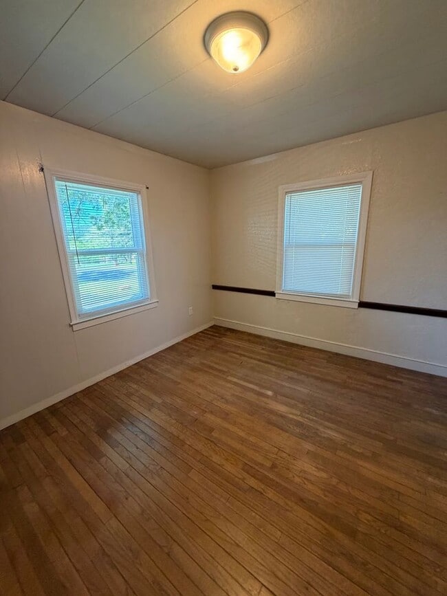 Building Photo - 3 Bedroom, 2 Full Bath Home with 4-Season Room, Garage & Large Lot
