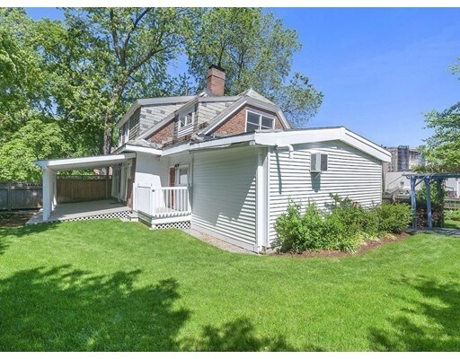 Building Photo - 40 Dummer St