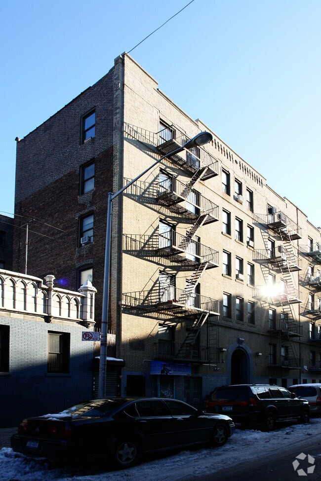 Building Photo - 565 W 188th St