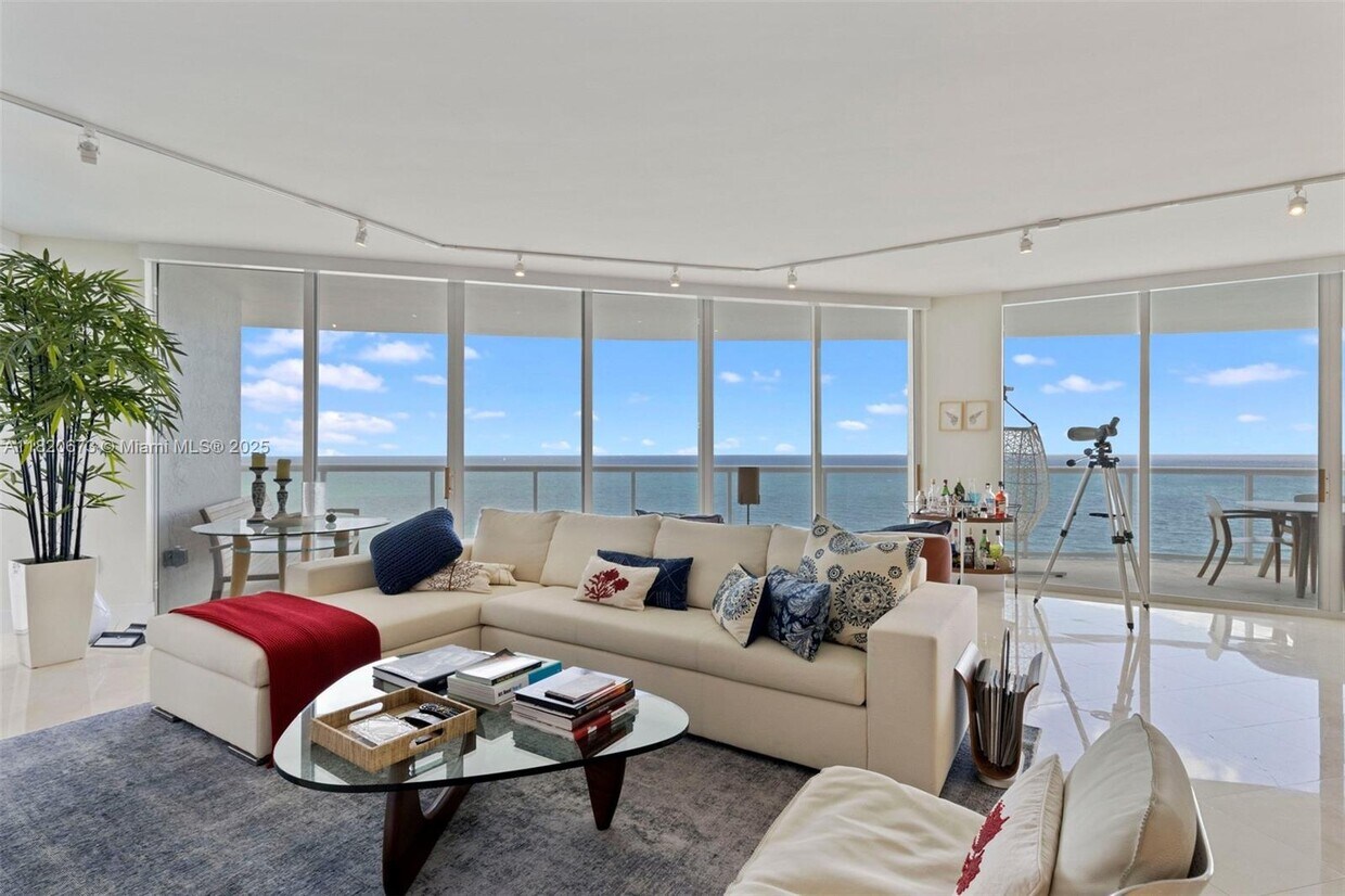 Foto principal - 18671 Collins Ave