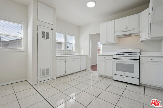 Building Photo - 1464 3/8-1464 W 35th Pl