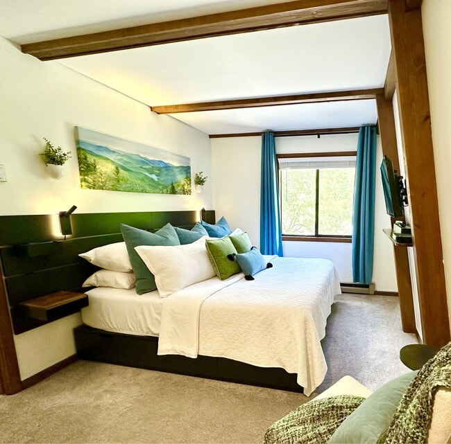 King size bed has 6 drawers in the base of it. - 58 Creekside Dr