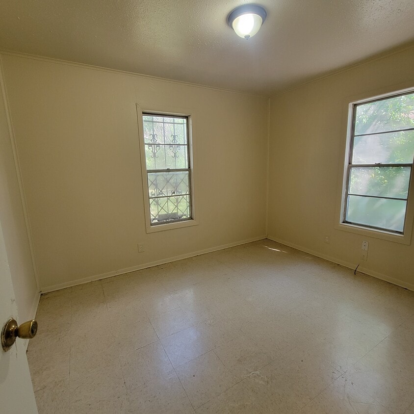 Building Photo - 1107 S 10th St