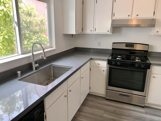 Building Photo - 544 5th Ave