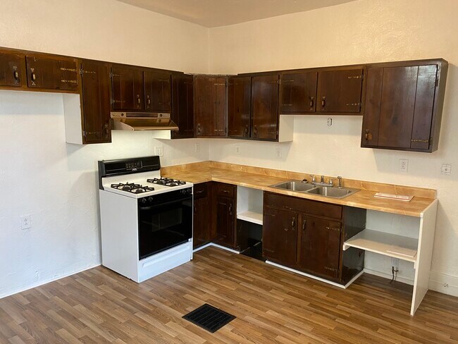 Building Photo - 206 4th St