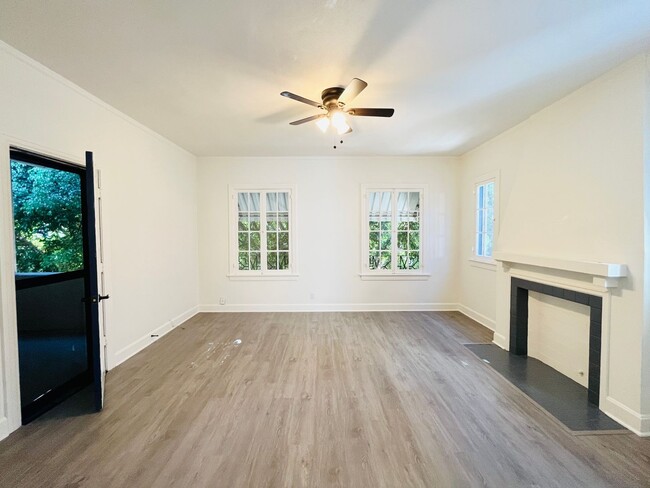 Building Photo - Fresh & Fabulous Upper Level Glendale One ...