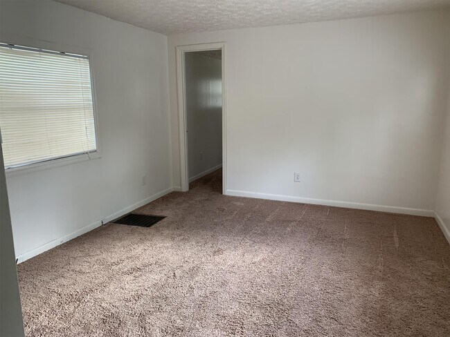 Building Photo - 121 Laroque Ln