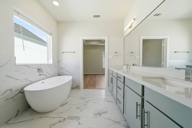 Building Photo - 3073 Hicks St