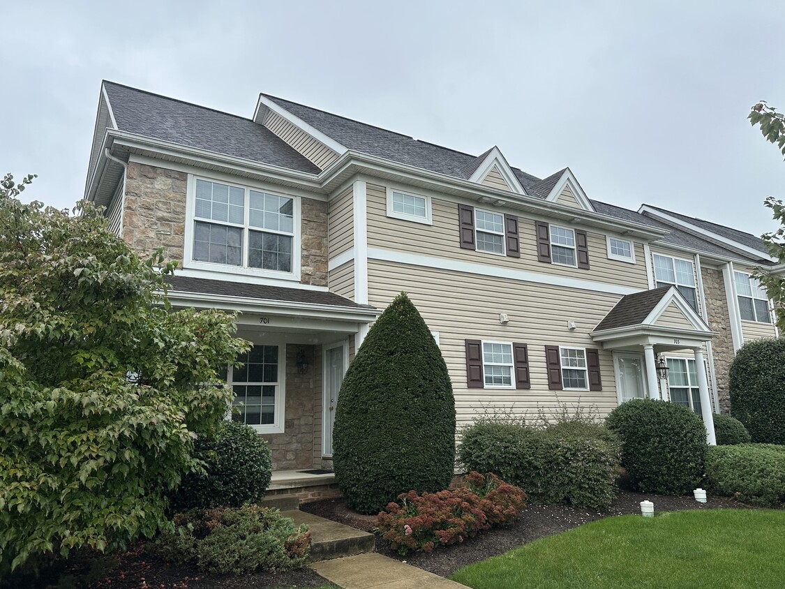 Building Photo - 701 Brentwood Dr