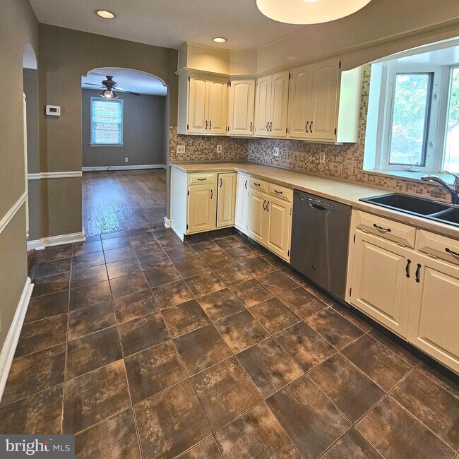 Building Photo - 626 N George Mason Dr