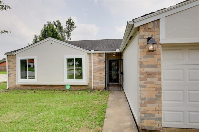 Foto del edificio - 15803 Pryor Dr