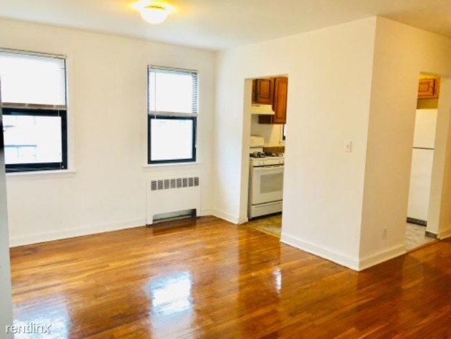 Foto del edificio - 2 br, 1 bath Apartment - 250 West Post Road