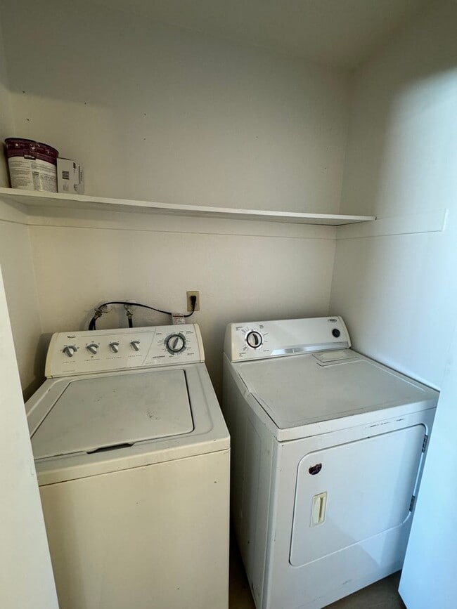 Building Photo - 2 BEDROOM UNIT IN MESA