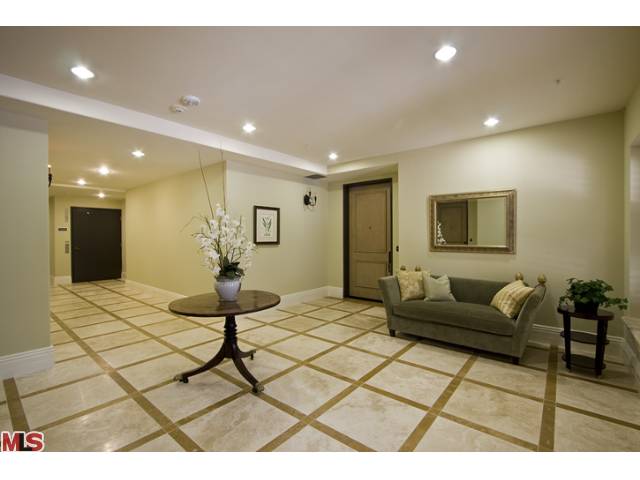 Building Photo - 140 S Oakhurst Dr