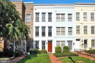 Building Photo - 909 5th St SE