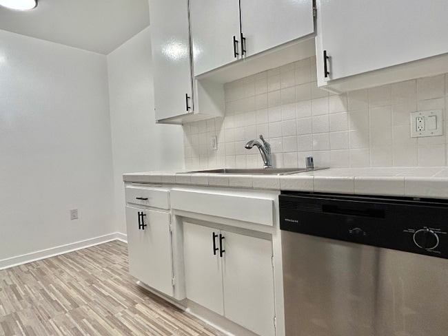 Building Photo - 2038 S Bentley Ave