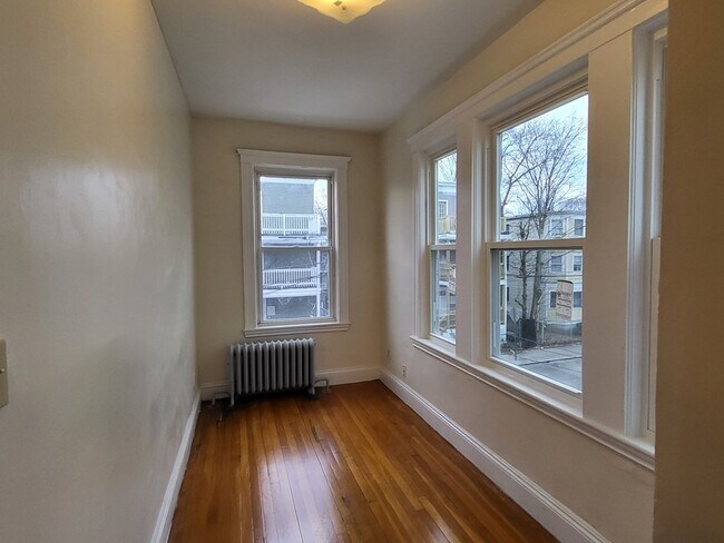 Building Photo - 19 Mora St