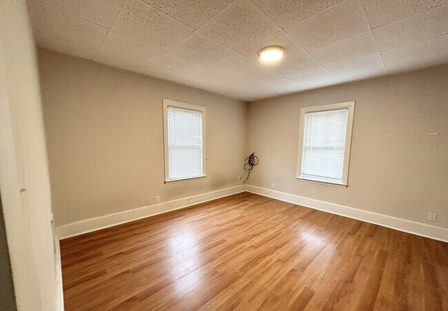 Building Photo - 103 Buttonwood St