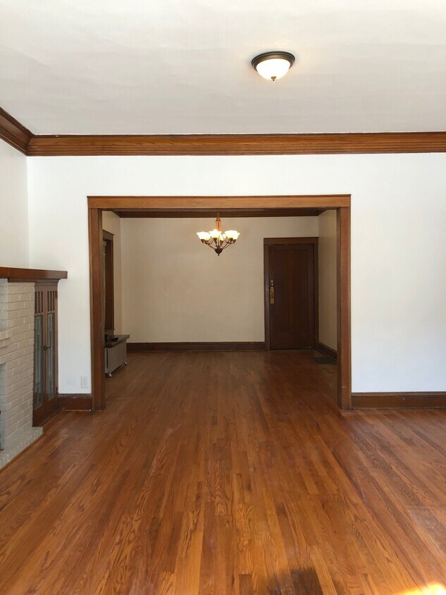 Primary Photo - 2452 N Hamlin Ave
