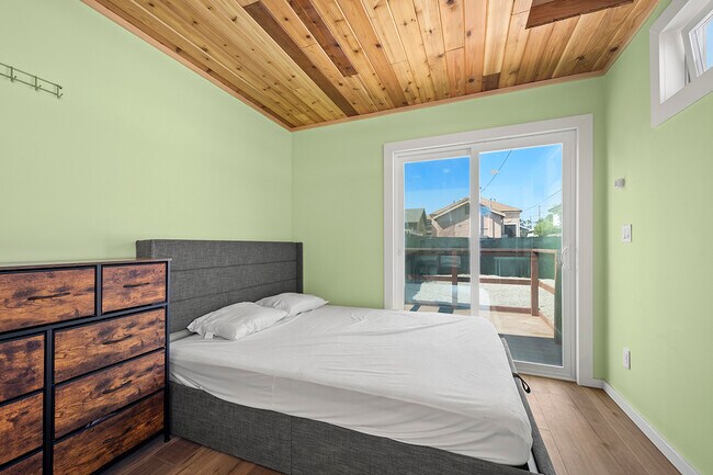 Foto del edificio - 2653 Newton Ave