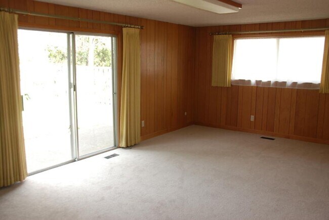 Building Photo - Fantastic Single Level 3Bedroom House Just...