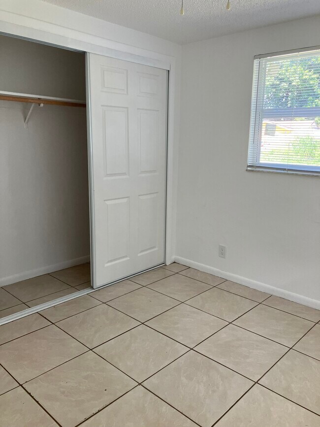 286 Lowell Ave - Armario del dormitorio 1 - 286 Lowell Ave