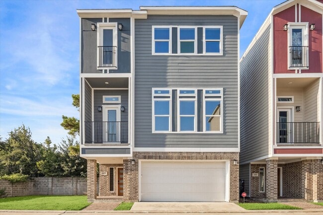 Building Photo - 2122 Oatfield Dr