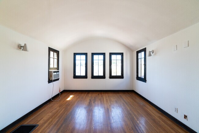 Foto del edificio - 836 Silver Lake Blvd