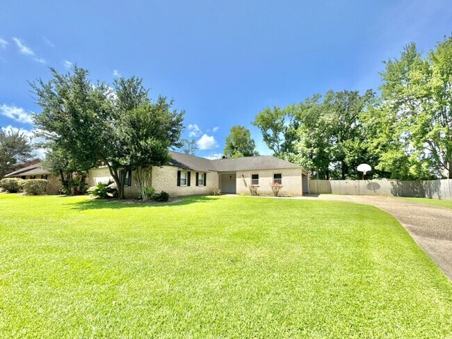 Foto del edificio - Beautiful 3BR/2BA Home with Sunroom, Formal Dining & Large Backyard
