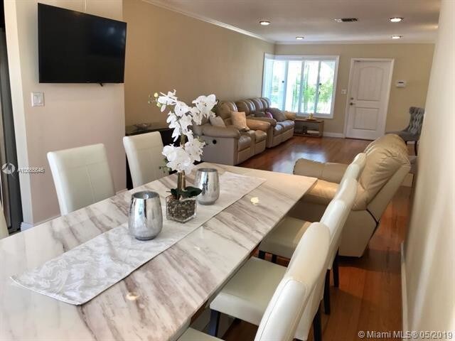 Foto del edificio - 9208  Byron Ave  9208