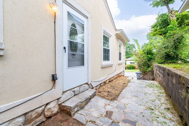 Foto del edificio - 4-Bedroom Rental in Prime Hapeville Location