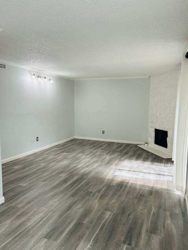 Building Photo - Juanita Updated 2 Bedroom 1 Bath Condo W/D...