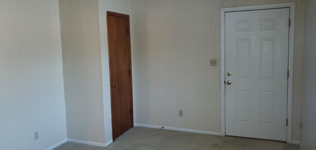 Building Photo - 2203 Oakwood Dr