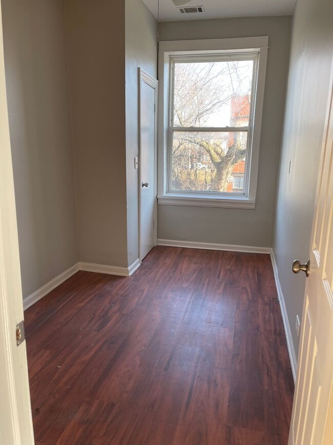 Building Photo - 3 Bedroom Unit with a Great Management Com...