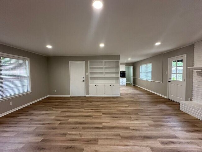 Building Photo - Tour Today! Stunning Remodel in South Tyle...