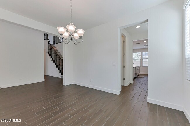Building Photo - 940 W Yosemite Dr