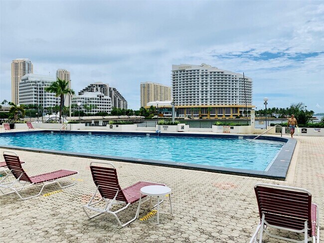 Foto del edificio - 905 Brickell Bay Dr