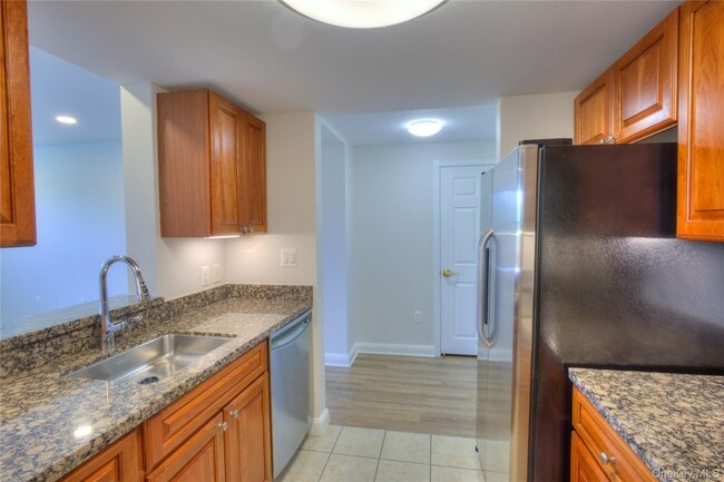 Building Photo - 300 E Overlook