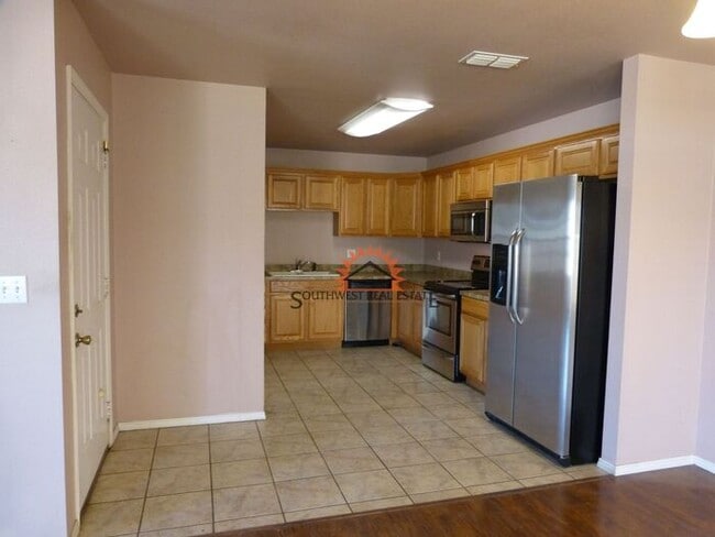 Building Photo - Spacious 2 bedroom 2 bath Duplex.