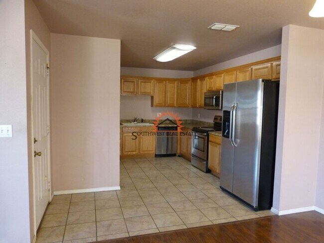 Foto del edificio - Spacious 2 bedroom 2 bath Duplex.
