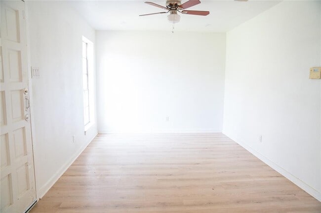 Building Photo - 4451 Oak Shadows Dr