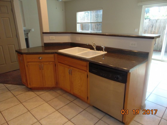 Building Photo - Central Point 3-bedroom 2-story home