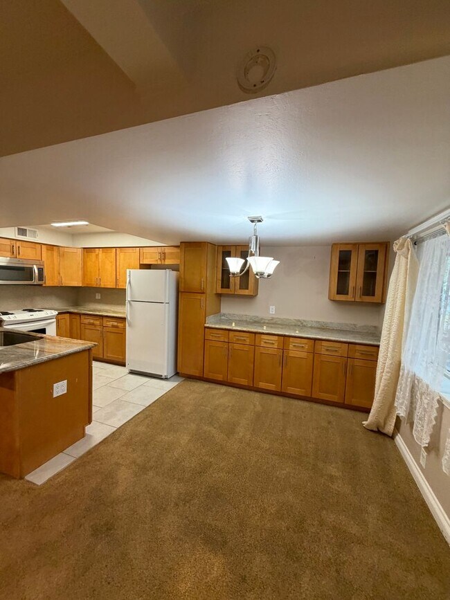 Foto del edificio - UNFURNISHED Upgraded Condo in Central location - Quiet Condominium Complex