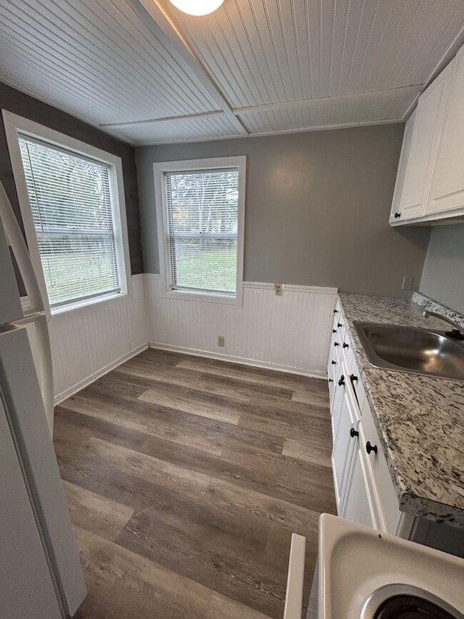 Building Photo - Super Cute & Cozy!  Check out this 2br/1ba...