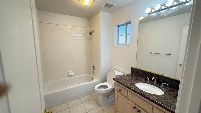 Foto del edificio - 3 Bedroom, 2.5 bath home in Desirable Fresno Neighborhood