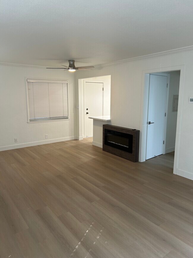 sala de estar con chimenea - 596 N 2nd St