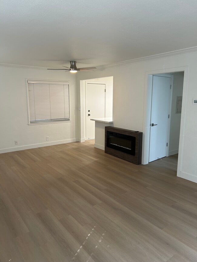 living room w/ fireplace - 596 N 2nd St