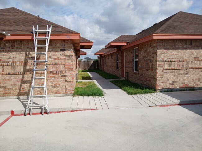 Foto del edificio - 706 Thompson Rd