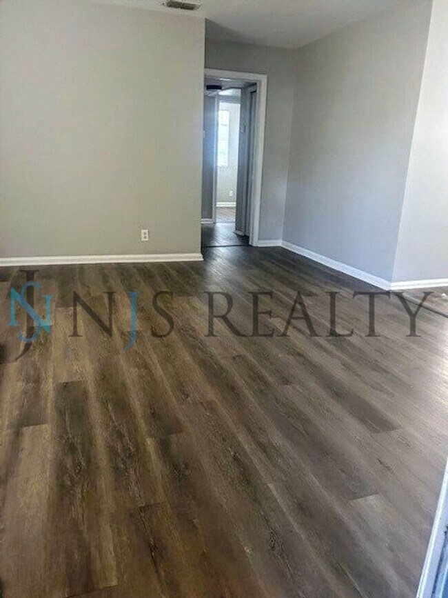 Foto del edificio - JUST REDUCED!!!!  BEAUTIFULLY UPDATED 3/1 889sq ft home. with upgraded kitchen & bath & covered p...
