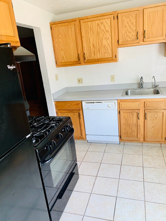 Kitchen - 23930 Banbury Cir